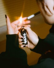 ラランド新グッズ「サーヤ特番 Official Lighter」