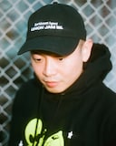 ラランド新グッズ「Alien Hoodie」「Agency Cap」を着用した上田航平
