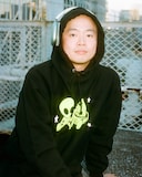 ラランド新グッズ「Alien Hoodie」を着用した上田航平