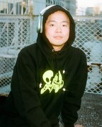 ラランド新グッズ「Alien Hoodie」を着用した上田航平