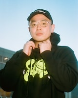 ラランド新グッズ「Alien Hoodie」「Agency Cap」を着用した上田航平