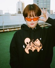 ラランド新グッズ「Alien Hoodie」を着用したラランド・サーヤ