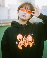 ラランド新グッズ「Alien Hoodie」を着用したラランド・サーヤ