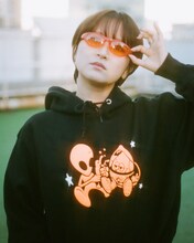 ラランド新グッズ「Alien Hoodie」を着用したラランド・サーヤ