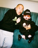 ラランド新グッズ「Alien Hoodie」を着用した上田航平とふくちゃん