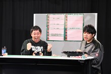 トークそっちのけでルーレットに夢中になるさらば青春の光