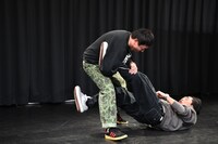 森田からの「アキレス腱固め」を受けて悶絶する東ブクロ