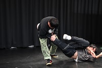 森田からの「アキレス腱固め」を受けて悶絶する東ブクロ