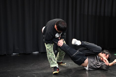 森田からの「アキレス腱固め」を受けて悶絶する東ブクロ