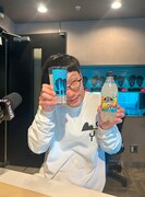 番組オリジナルグラスとフルスパを手にする平井（撮影：浦井）