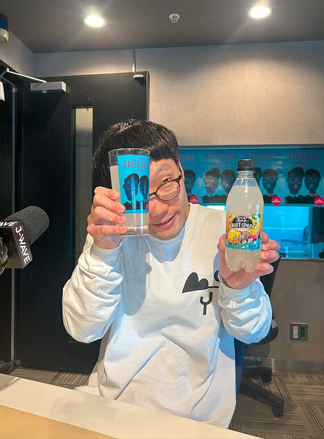 番組オリジナルグラスとフルスパを手にする平井（撮影：浦井）