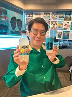 番組オリジナルグラスとフルスパを手にする浦井（撮影：平井）