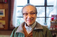 ビジネスホテルの長期滞在客・村上を演じる小日向文世