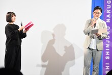 進行を務めた（左から）児島気奈代表、にゅ～くれ～ぷ・でび