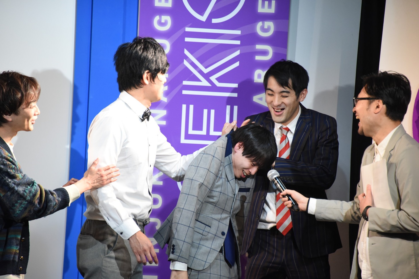 悪態をつくさすらいラビー宇野の襟首を掴んで退場させるザ・ギース尾関