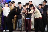 トロフィーを受け取るファイヤーサンダー崎山