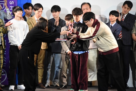 トロフィーを受け取るファイヤーサンダー崎山