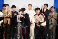 トロフィーと目録を受け取るファイヤーサンダー崎山