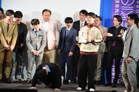 「ちゃんとツッコめない！」と崩れ落ちるファイヤーサンダーこてつ