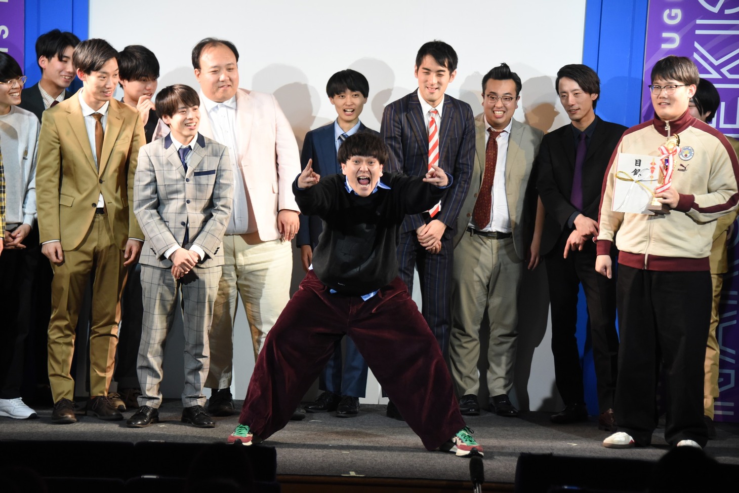 全力で“ファイヤーサンダーポーズ”を決めるファイヤーサンダーこてつ