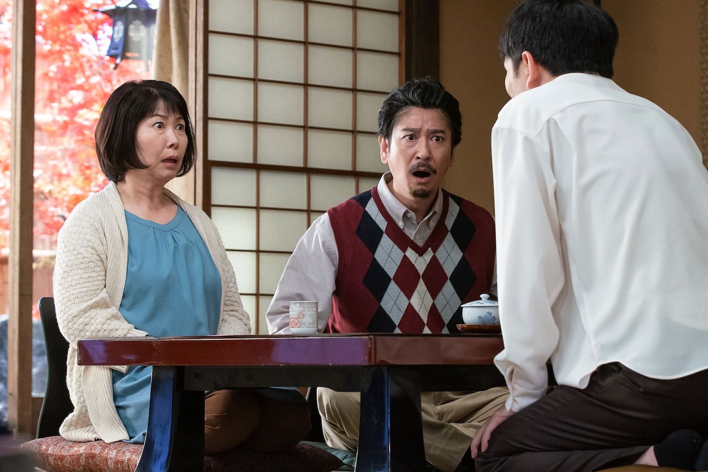 「LIFE！冬1」に出演する池谷のぶえ（左）。