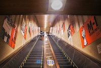 「M-1歴代王者展」で開催されている六本木都営地下鉄大江戸線・六本木駅構内の様子