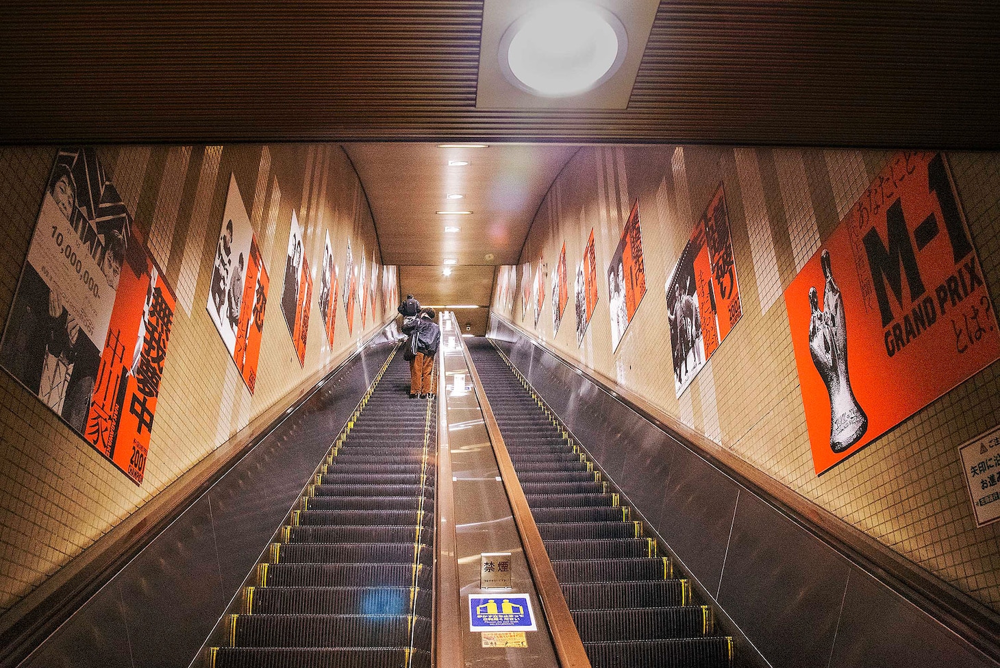 「M-1歴代王者展」で開催されている六本木都営地下鉄大江戸線・六本木駅構内の様子