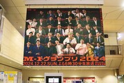 阪急梅田駅中央コンコースに展示されている「M-1グランプリ2024」ポスター