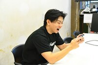 「スーパー野田ゲーMAKER」で遊んでいる風のマヂカルラブリー・野田クリスタル