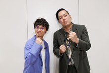 エバース。「初冠番組」っぽいポーズと表情の佐々木（左）と「初冠番組」っぽいポーズと不安げな表情の町田（右）