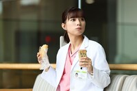 ドラマ「まどか26歳、研修医やってます！」より、芳根京子演じるまどか