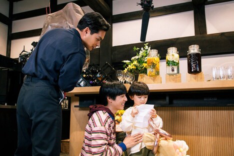 ドラマ「ライオンの隠れ家」のクランクアップを迎えた、洸人役の柳楽優弥、美路人役の坂東龍汰、ライオン役の佐藤大空。
