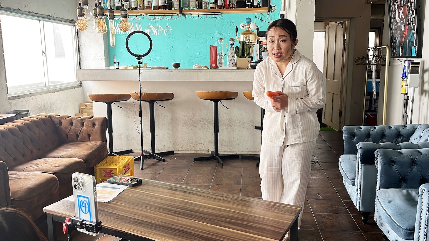 ドラマ「夫の家庭を壊すまで」のモノマネをするキンタロー。