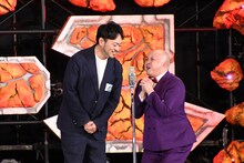 浜中クイズを出すシシガシラ浜中と、祈るシシガシラ脇田（右）