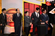 CM中「嫌だなー。絶対誰に入れたか聞かないでくださいよ」などとしゃべっている、ウエストランド井口（左から3人目）