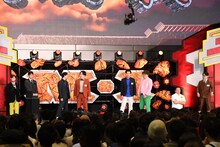 落ち着かない様子で投票結果の発表を待つ金魚番長、マユリカ、インディアンス