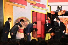 中継リポーターを担当したおいでやす小田に最大限の敬意を払う芸人審査員たち。