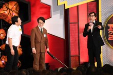 緊迫する場面で話を振られ、困るおいでやす小田（右）