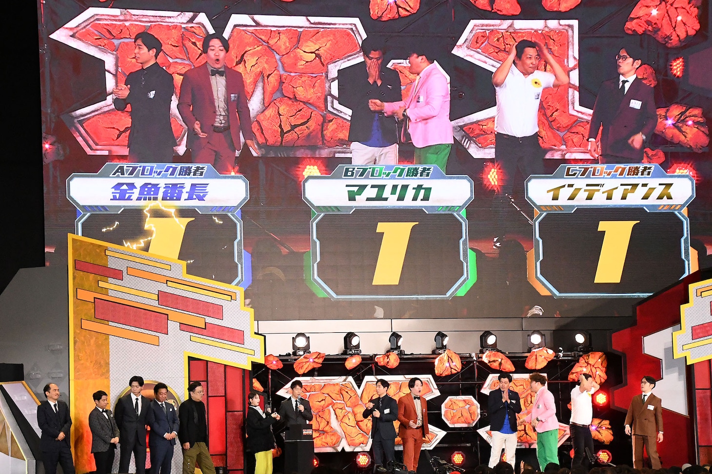 3組の票が並んだ場面
