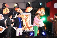 健闘を称え合うマユリカ中谷とインディアンス田渕