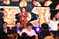 精悍な顔つきで決勝のスタジオに向かって駆け出していくマユリカ