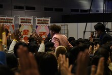 急いで決勝のスタジオに向かうマユリカ