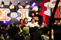 マユリカに続いて客席を駆け回るインディアンスと金魚番長