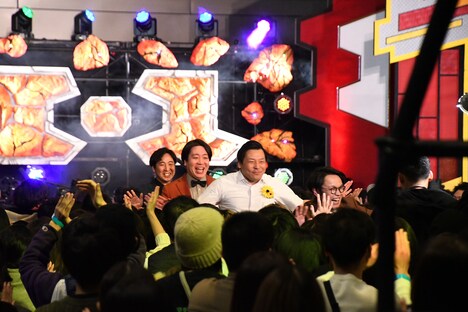 マユリカに続いて客席を駆け回るインディアンスと金魚番長