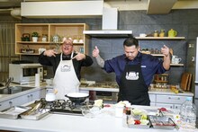 左から街裏ぴんく、漢 a.k.a. GAMI