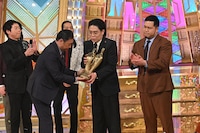 中川家・礼二から優勝トロフィーを受け取る令和ロマンくるま