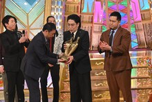 1年ぶり、2度目となる「M-1グランプリ」優勝トロフィーを受け取る令和ロマン