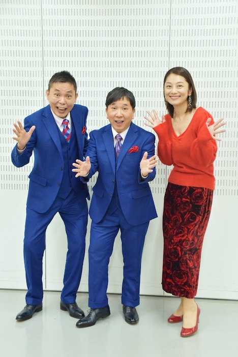 「爆笑問題の検索ちゃん 芸人ちゃんネタ祭りスペシャル2024」MCの爆笑問題と小池栄子。撮影は番組収録後に行ったもの