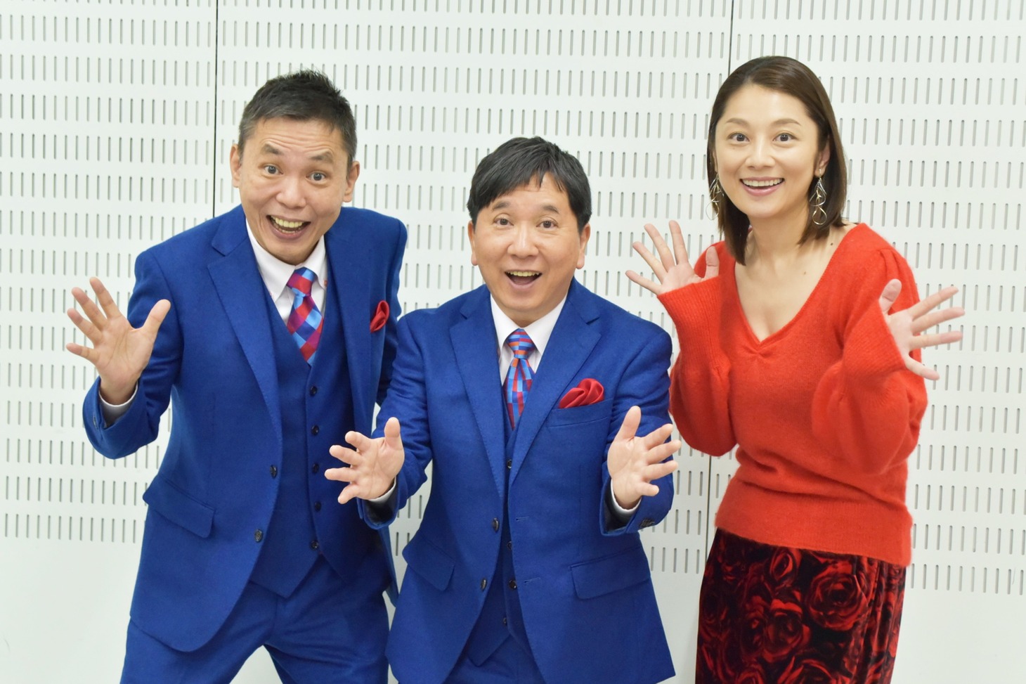 「爆笑問題の検索ちゃん 芸人ちゃんネタ祭りスペシャル2024」MCの爆笑問題と小池栄子。撮影は番組収録後に行ったもの