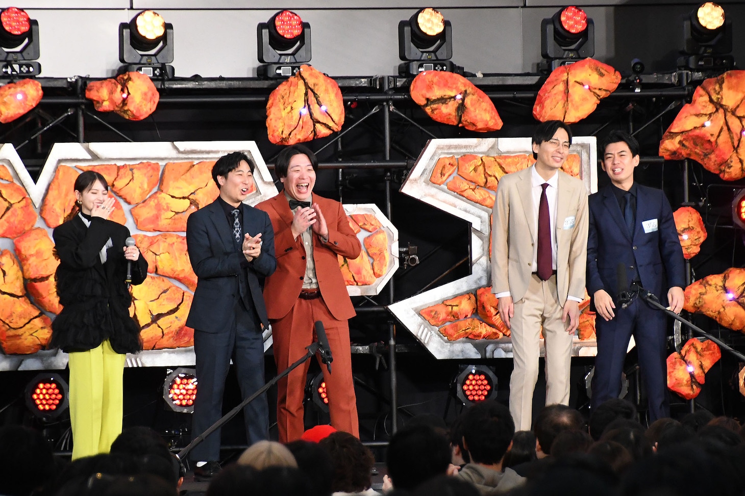 どちらに投票したか尋ねた観客審査員がどちらも「金魚番長」と答え、しょんぼりするカベポスター